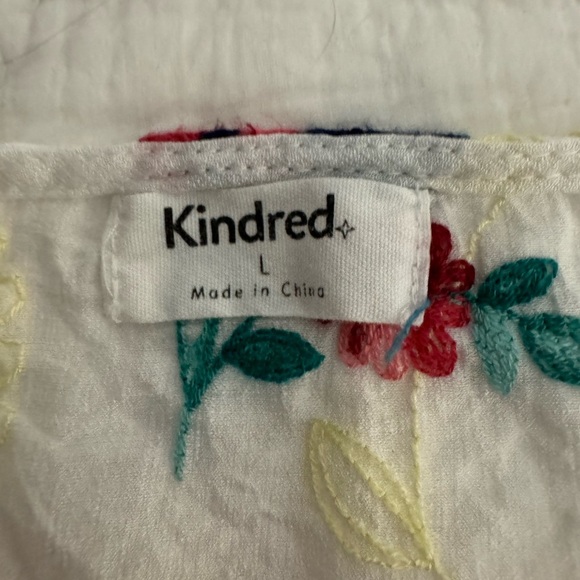 Kindred top floral and embroidered White. size L. Beautiful - Picture 6 of 9